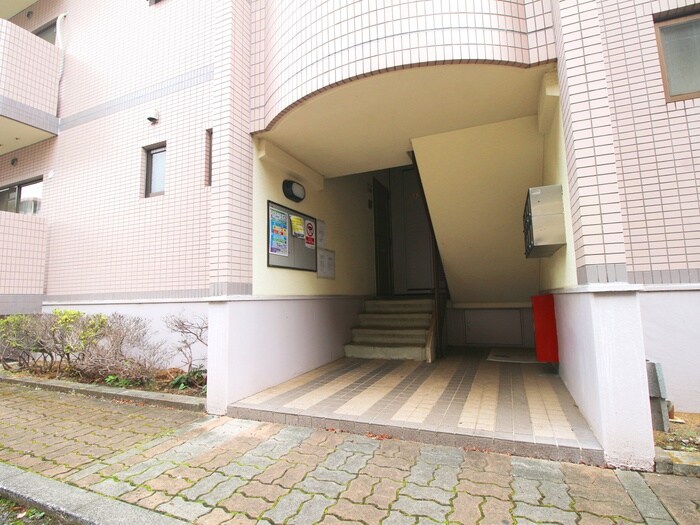 物件外観写真4　(エントランス部分)