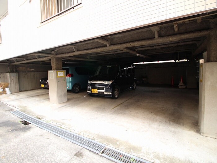 物件外観写真4　(駐車場)