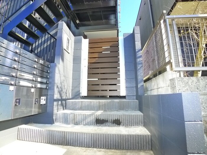 物件外観写真2　(エントランス部分)