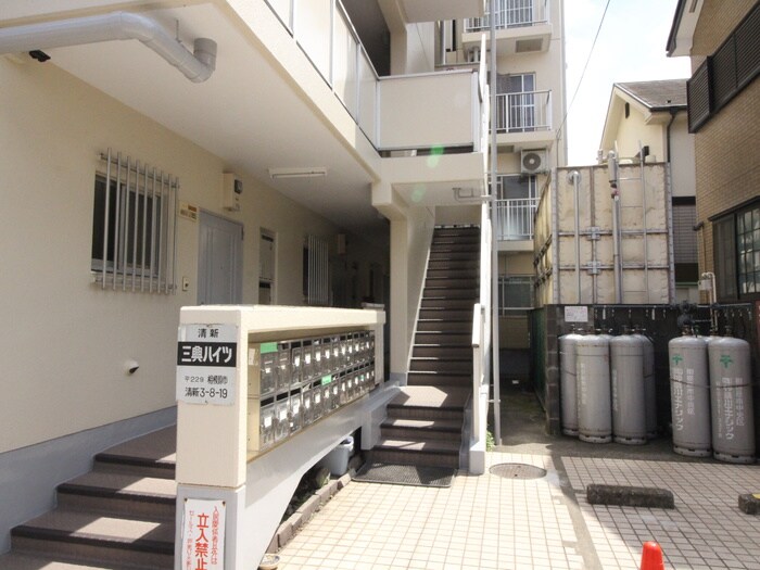 物件外観写真3　(エントランス部分)