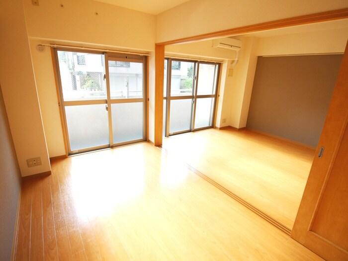 物件内観写真8　(室内からの展望)