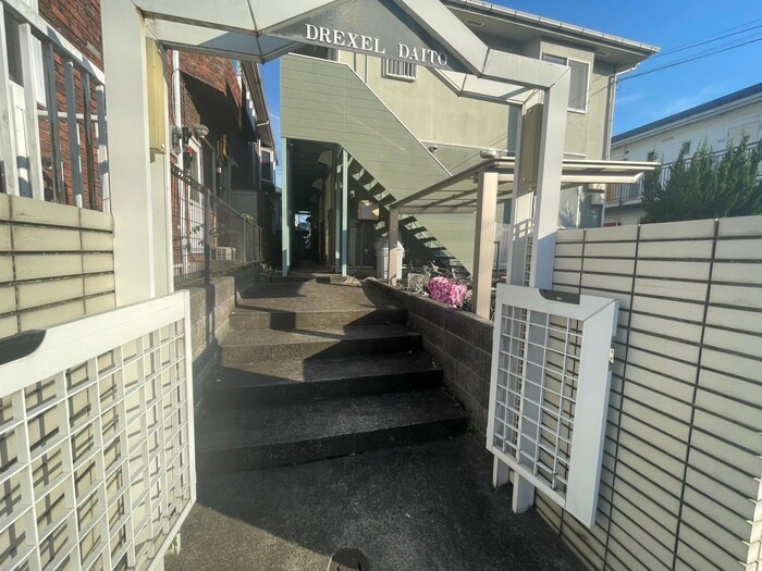 物件外観写真4　(エントランス部分)