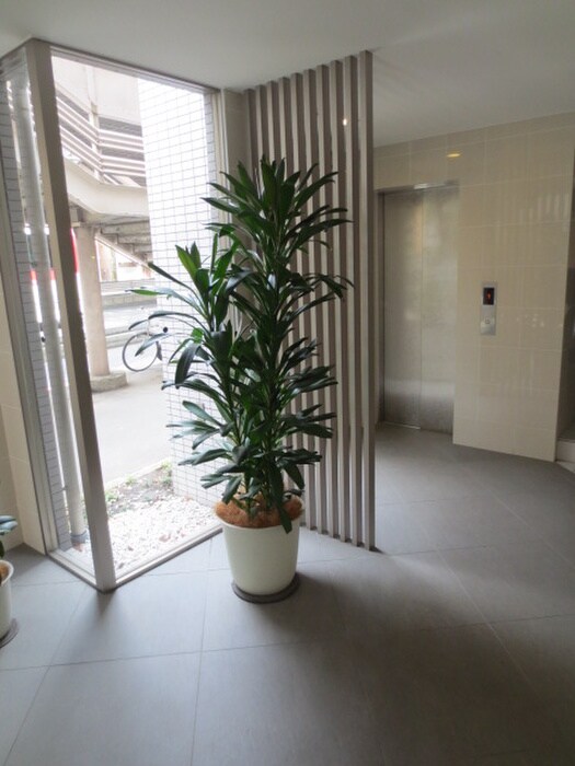 物件外観写真6　(エントランス部分)