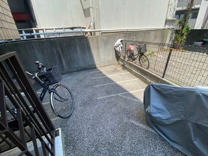 物件外観写真4　(駐輪場)