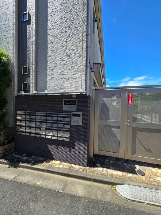 物件外観写真3　(エントランス部分)