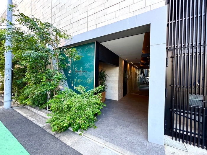 物件外観写真3　(エントランス部分)