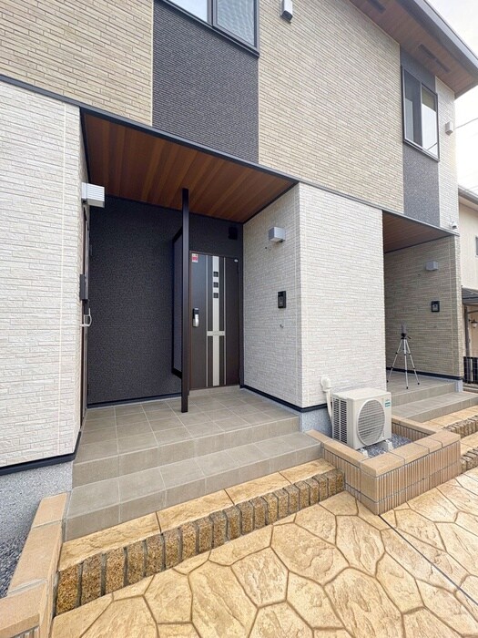 物件外観写真4　(エントランス部分)