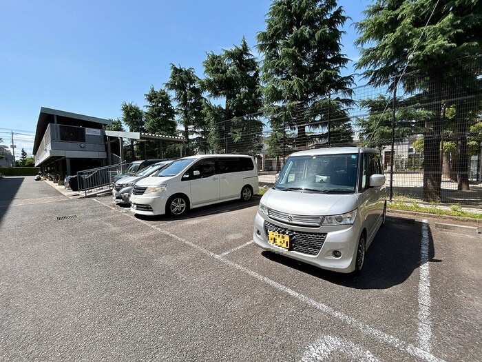 物件外観写真3　(駐車場)