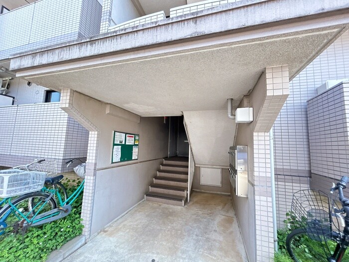 物件外観写真5　(エントランス部分)