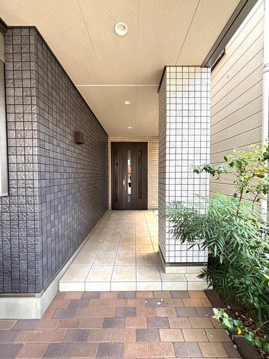 物件外観写真2　(エントランス部分)