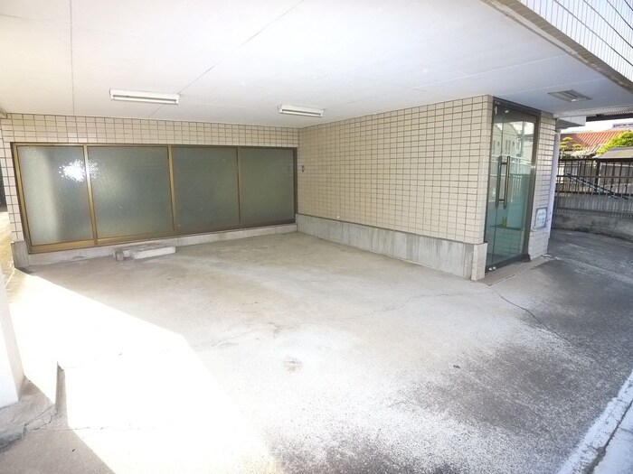 物件外観写真3　(駐車場)