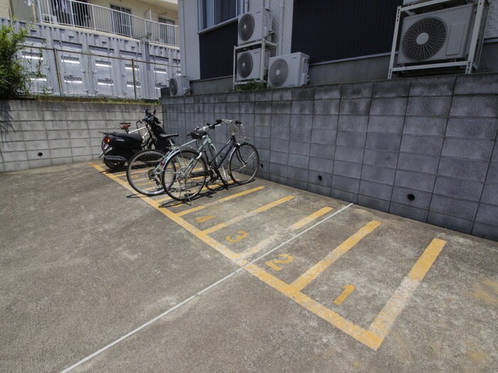 物件外観写真4　(駐輪場)