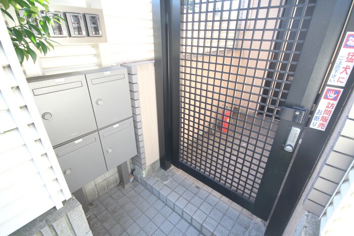 物件外観写真4　(エントランス部分)
