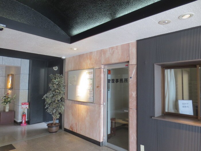 物件外観写真6　(エントランス部分)