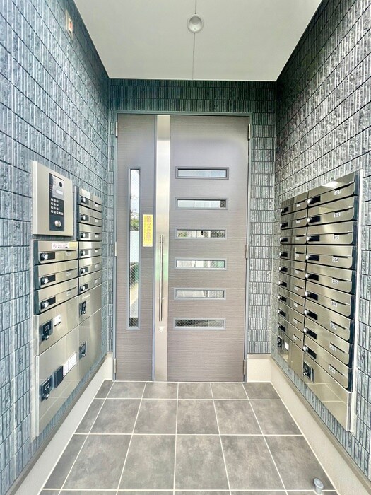 物件外観写真3　(エントランス部分)