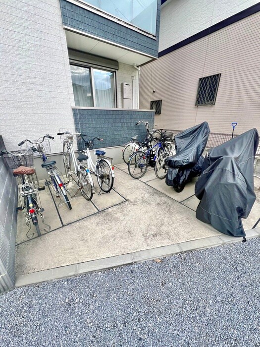 物件外観写真5　(バイク置き場)