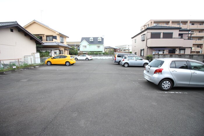 物件外観写真3　(駐車場)