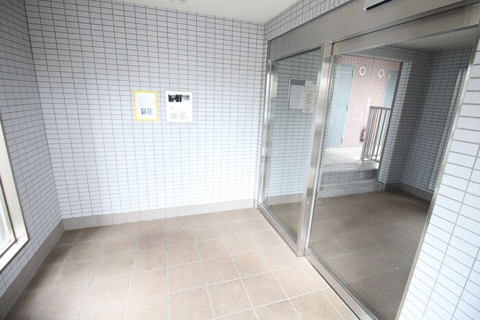 物件外観写真5　(エントランス部分)