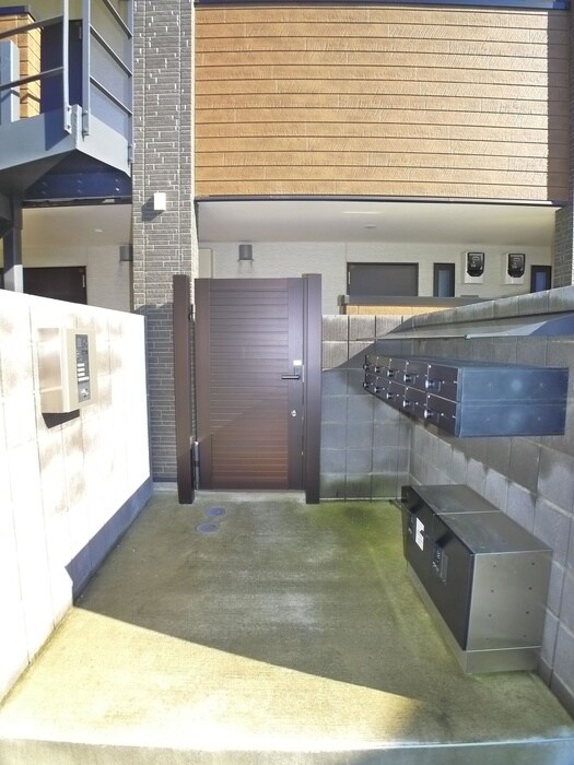 物件外観写真3　(エントランス部分)