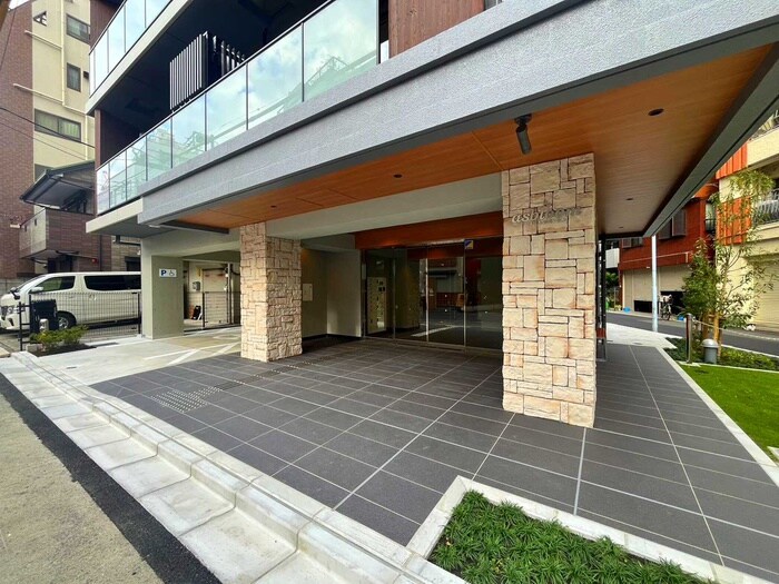 物件外観写真2　(エントランス部分)