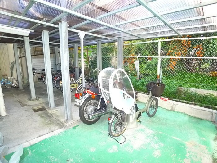 物件外観写真4　(駐輪場)