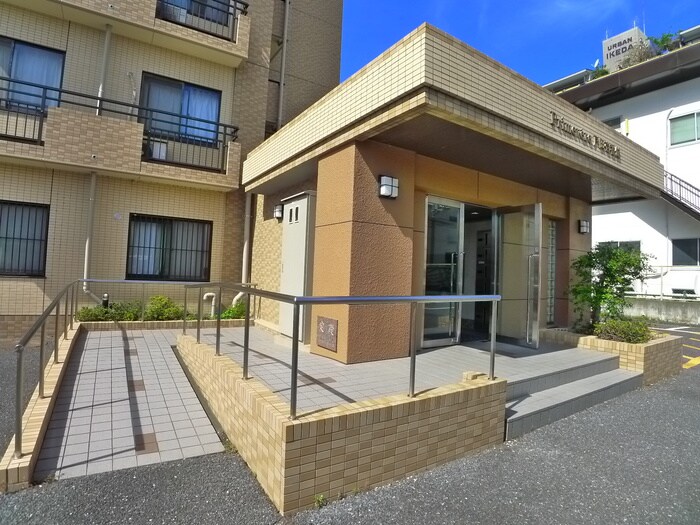 物件外観写真3　(エントランス部分)