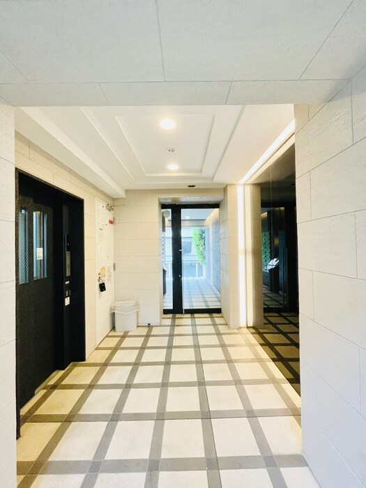 物件外観写真3　(エントランス部分)