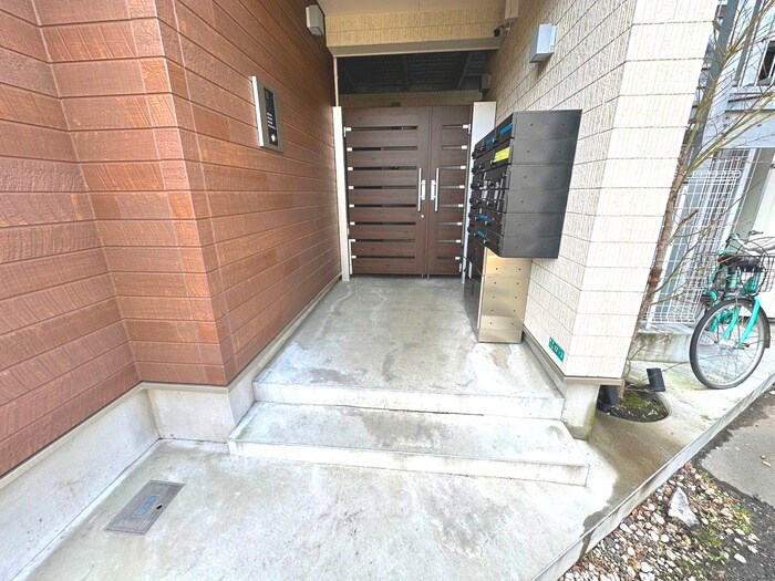 物件外観写真2　(エントランス部分)
