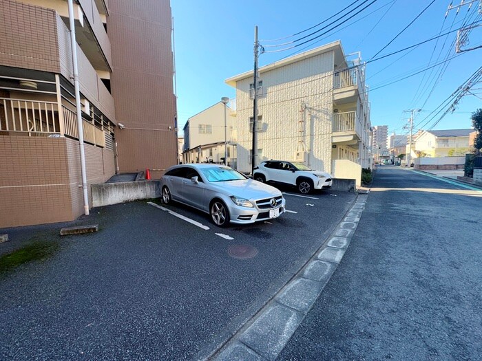 物件外観写真4　(駐車場)