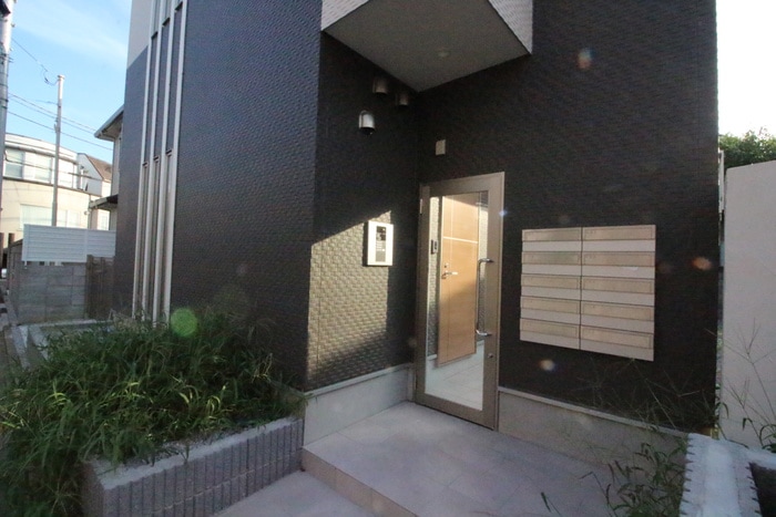 物件外観写真2　(エントランス部分)