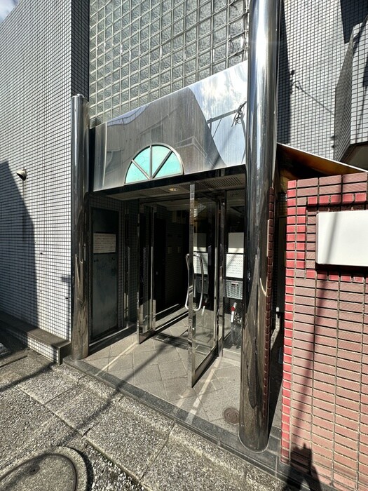 物件外観写真2　(エントランス部分)