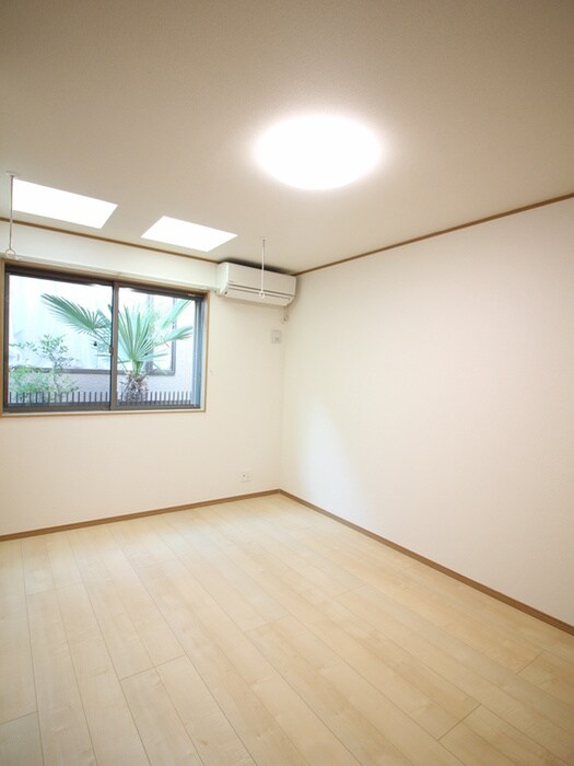 物件内観写真8　(室内からの展望)