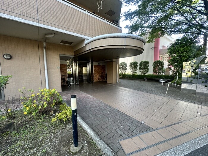 物件外観写真2　(エントランス部分)