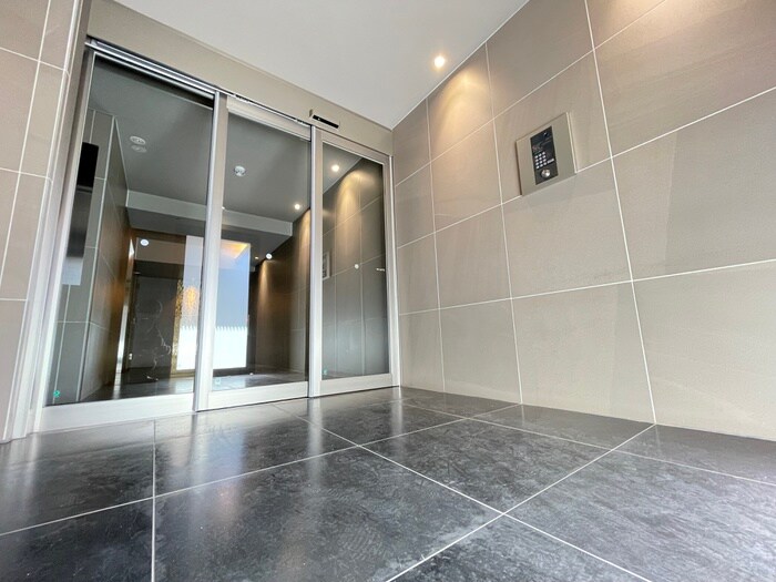 物件外観写真2　(エントランス部分)