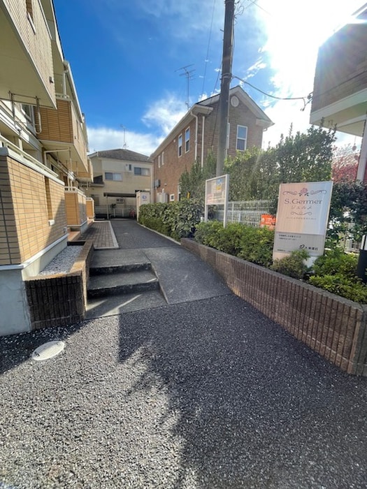 物件外観写真4　(エントランス部分)