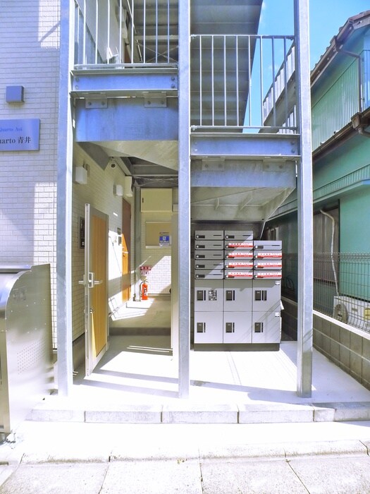 M　Quarto青井のエントランス部分