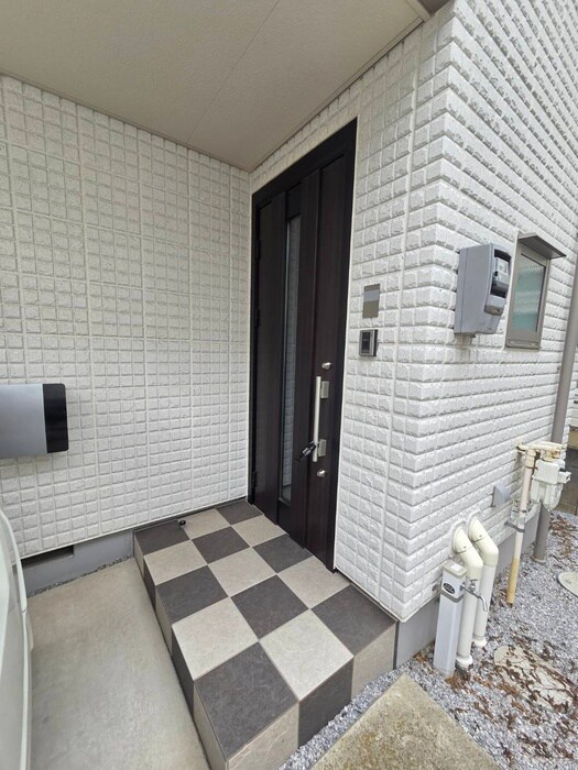 物件外観写真4　(エントランス部分)