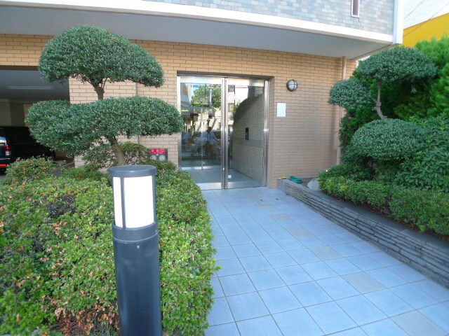 物件外観写真3　(エントランス部分)