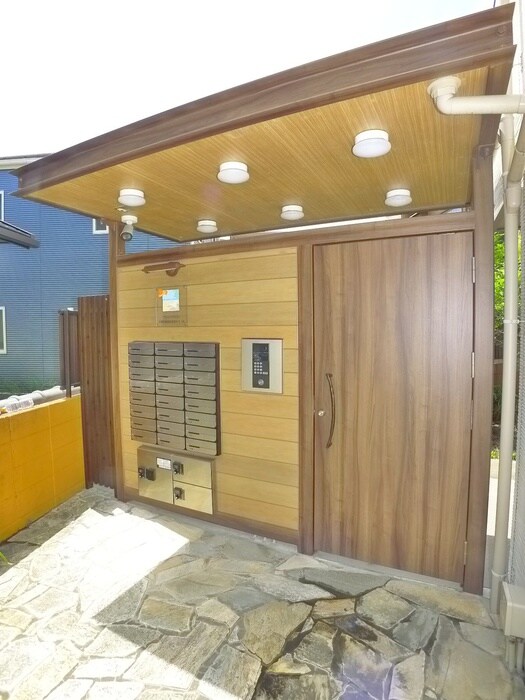 物件外観写真2　(エントランス部分)