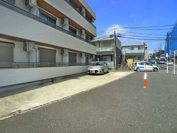 物件外観写真5　(駐車場)