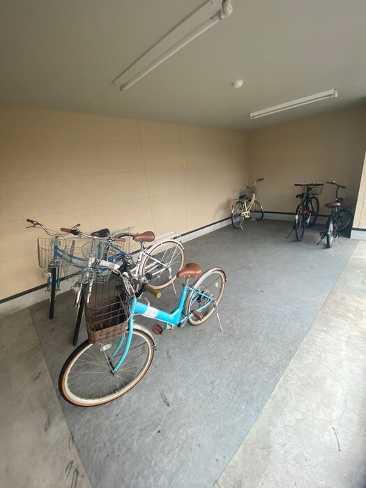 物件外観写真3　(駐輪場)