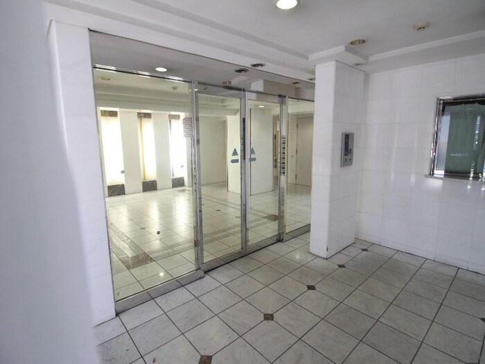 物件外観写真4　(エントランス部分)