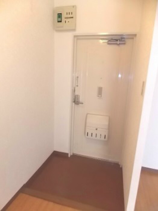 物件内観写真4　(玄関)