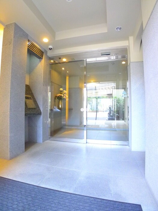 物件外観写真3　(エントランス部分)