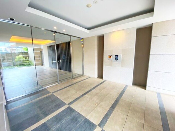 物件外観写真2　(エントランス部分)