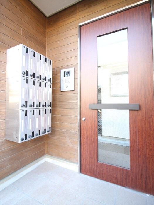 物件外観写真3　(エントランス部分)