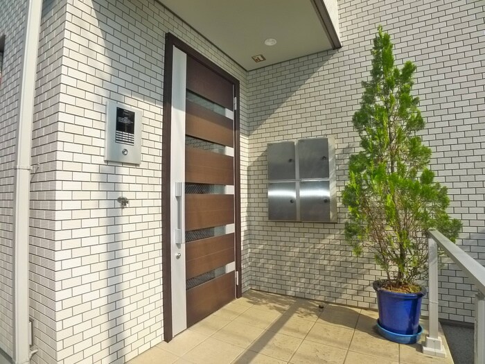 物件外観写真2　(エントランス部分)