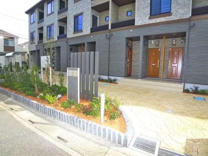 物件外観写真2　(エントランス部分)