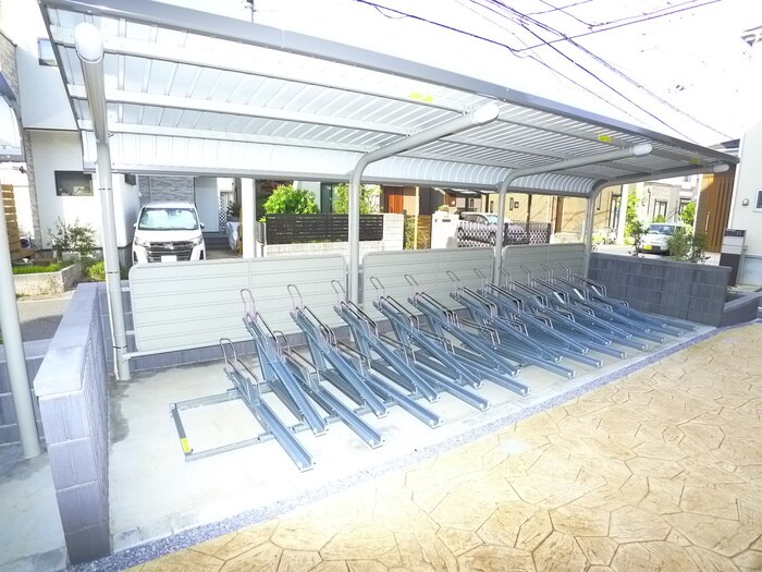 物件外観写真4　(駐輪場)