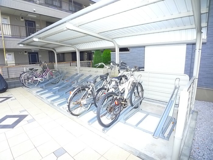 物件外観写真4　(駐輪場)